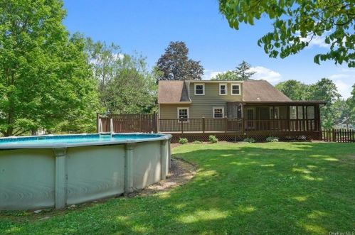 17 Widmer Rd, New Hamburg NY  12590-3019 exterior
