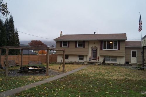 821 4th St, Bellwood, PA 16617-2011