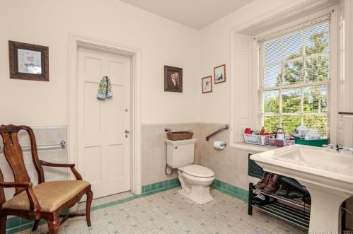 124 Old Battery Rd, Bridgeport CT  06605-3616 exterior