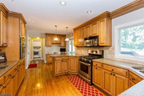 3 Gary Ct, Scotch Plains NJ  07076-2007 exterior