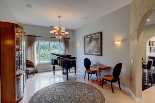 1 Morning Star Ct, Lincoln RI  02865-4586 exterior