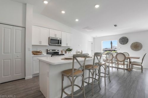 2210 5th Pl, Cape Coral FL  33993-4120 exterior