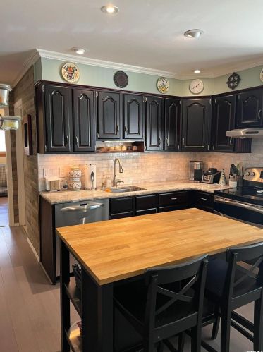31 Cabot Ln, Westbury, NY 11590-6431