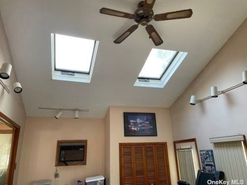 385 Broome Ave, North Lindenhurst NY  11757-3834 exterior