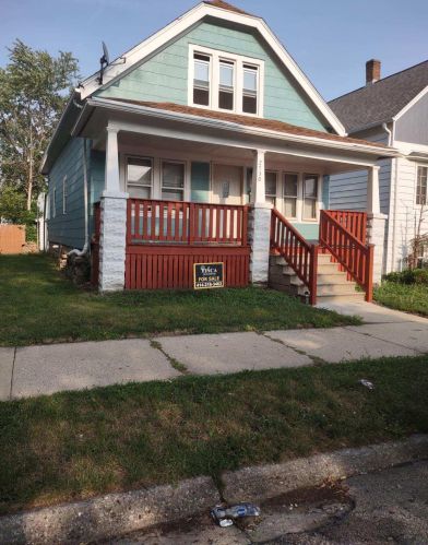 2730 12th St, Milwaukee, WI 53215-3806