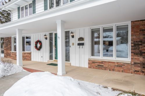1108 Lynne Dr, Waukesha, WI 53186-6704