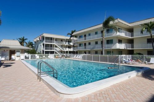 766 Central Ave, Naples FL 34102-6000 exterior