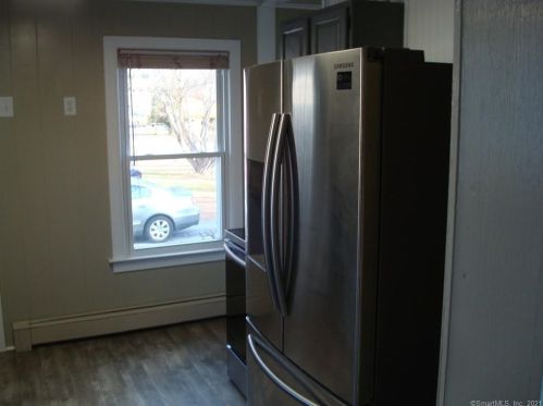 13 Riverview Ave, Groton CT 06340-3513 exterior