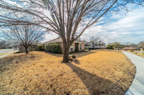 506 Evergreen Dr, Euless, TX 76040-5571