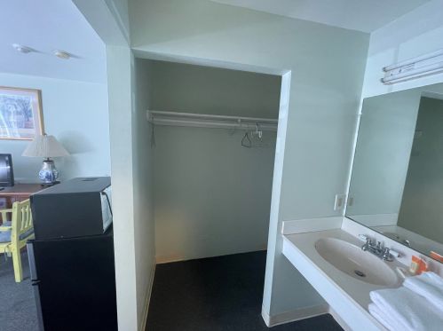 72 Main St, Mashpee MA  02649-2245 exterior