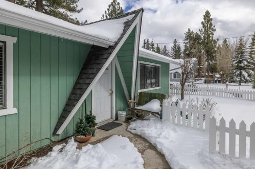 1068 Sierra Ave, Big Bear City CA  92314-9356 exterior