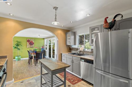 7950 Hillmont Dr, Oakland CA  94605-3521 exterior