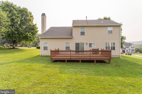 215 Thornridge Dr, Downingtown, PA 19372-1064
