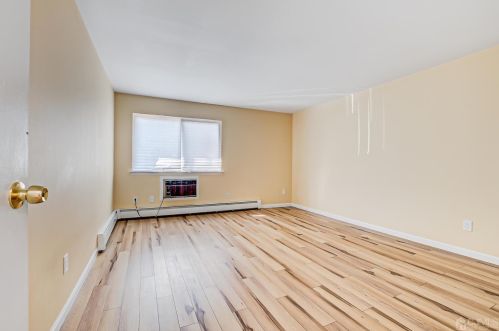 728 Cricket Ln, Woodbridge NJ  exterior