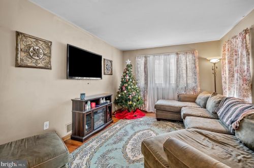 630 Country Path Dr, New Castle, DE 19720-7664