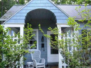 12 Pine Grove St, Woodstock, NY 12498-1508