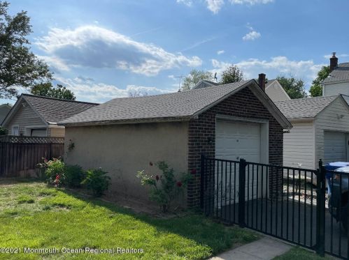 208 Park Dr, Woodbridge NJ  07095-2002 exterior