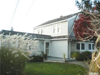 2 Orchard Neck Rd, Center Moriches, NY 11934-3607