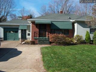 158 Central Dr, Vermilion, OH 44001-1602