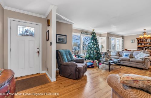 81 Oakland Dr, Bricktown, NJ 08724-4560
