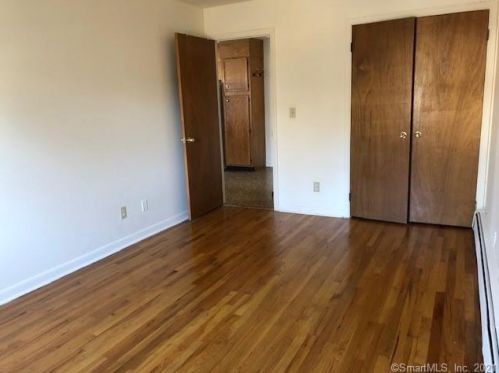 33 Holcomb Ave, Stamford CT  06906-2416 exterior