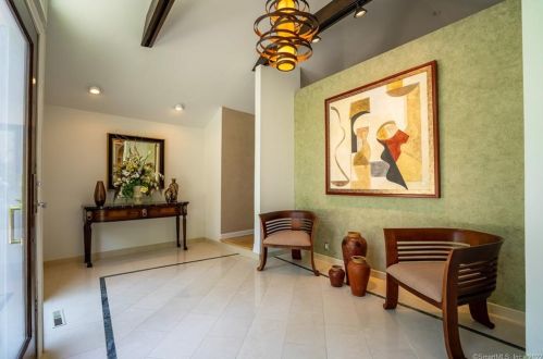 9 Stuart Dr, Bloomfield CT 06002-1524 exterior