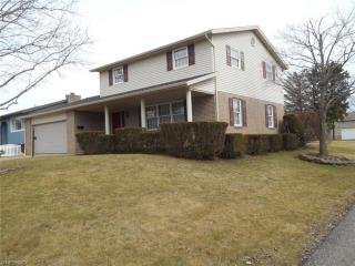 903 Main St, Uhrichsville, OH 44683-1561
