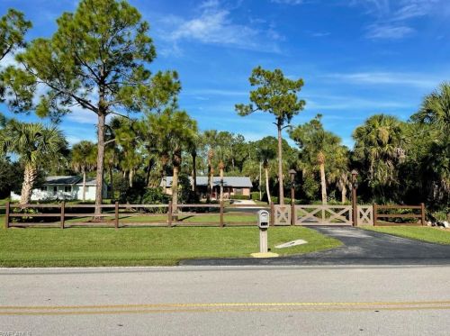 1381 13th St, Naples, FL 34117-5205