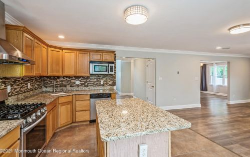 317 Pine St, Middletown NJ  07748-5545 exterior
