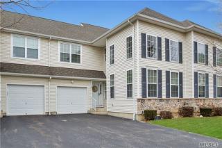8 Yellowstone Loop, Bohemia, NY 11716-4123
