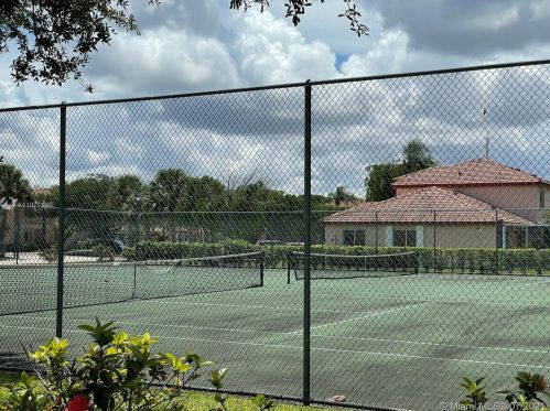 524 208 Dr, Hollywood FL 33029-2198 exterior