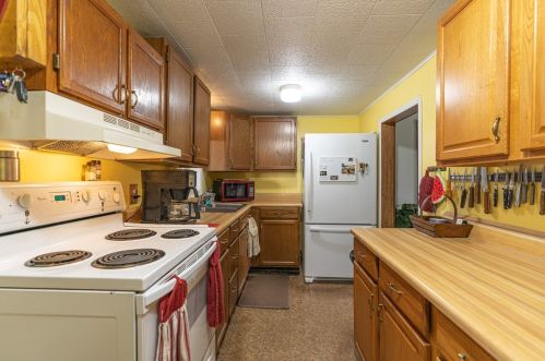 1179 Barkeyville Rd, Grove City PA  16127-4901 exterior