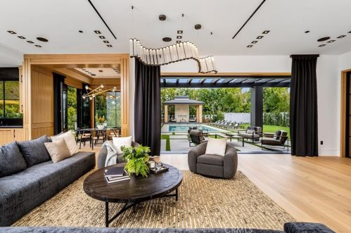 4508 Haskell Ave, Van Nuys CA  91436-3148 exterior