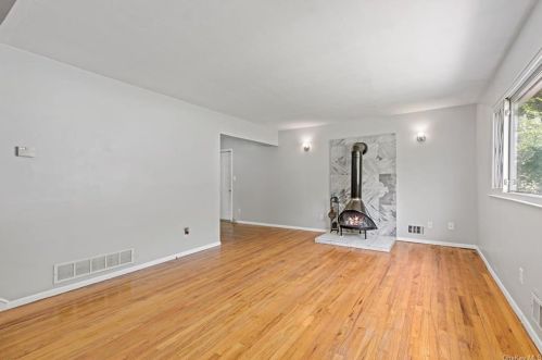 1381 Arch Dr, Mohegan Lake, NY 10547-1401