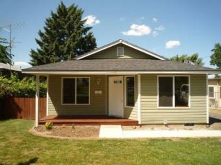915 4th St, Grandview, WA 98930-1078