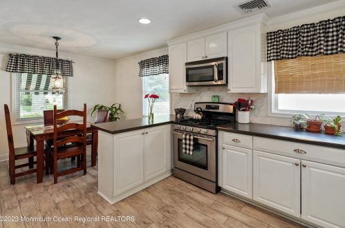 17 Grant Pl, Tinton Falls NJ  07701-2117 exterior