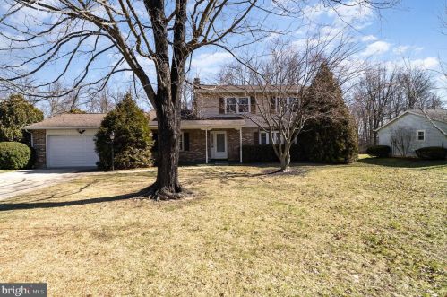 17 Oak Lane Dr, Carlisle, PA 17015-8485