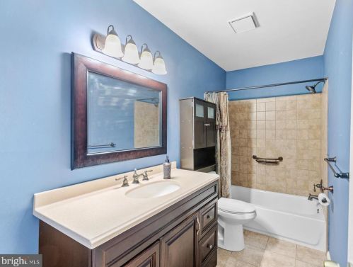 16 Maplewood Ct, West Deptford NJ  08066-2406 exterior