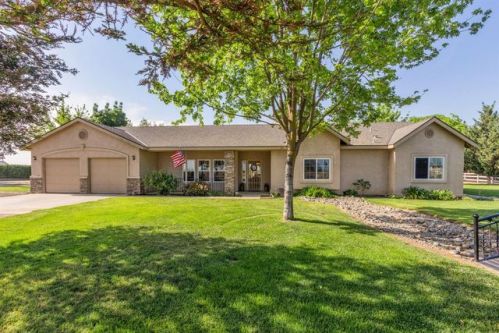 177 Mount Whitney Ave, Laton, CA 93242-9416