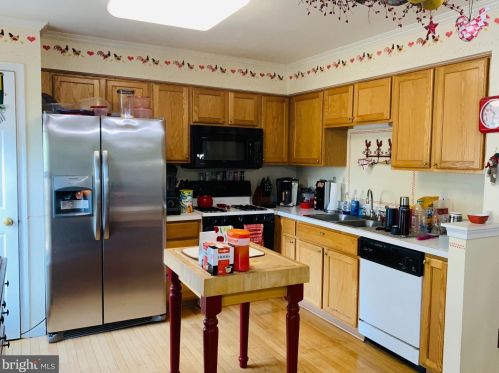 7044 Rogue Forest Ln, Gainesville, VA 20155-1628