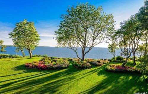22 Bay View Ct, Pine Neck, NY 11963-4319