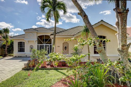 716 Lake Charles Cir, Fort Pierce, FL 34986-3446