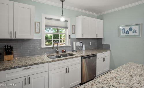 818 Paul Dr, Beaufort SC  29902-6626 exterior