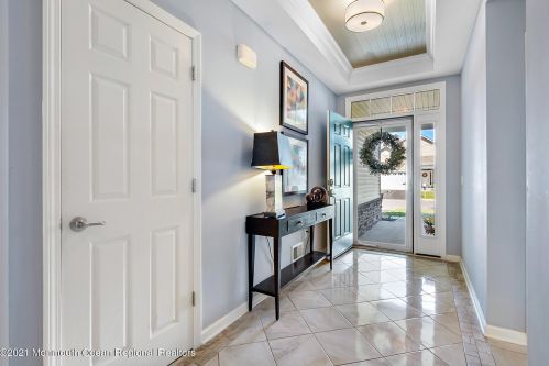 40 Eagle Ridge Cir, Lakewood, NJ 08701-5825