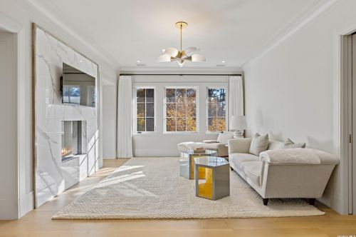 70 Bacon Rd, Westbury NY  11568-1503 exterior