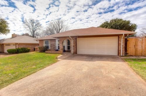 300 Almond Ln, Euless, TX 76039-7921