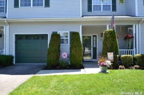 154 Willow Wood Dr, Oakdale, NY 11769-1629