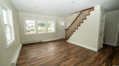 281 4th Ave, Bayshore, NY 11706-6527