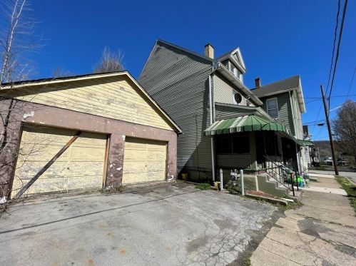 15 Darlington Ave, New Castle, PA 16102-1826