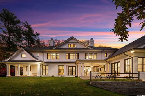 70 Bacon Rd, Westbury NY  11568-1503 exterior